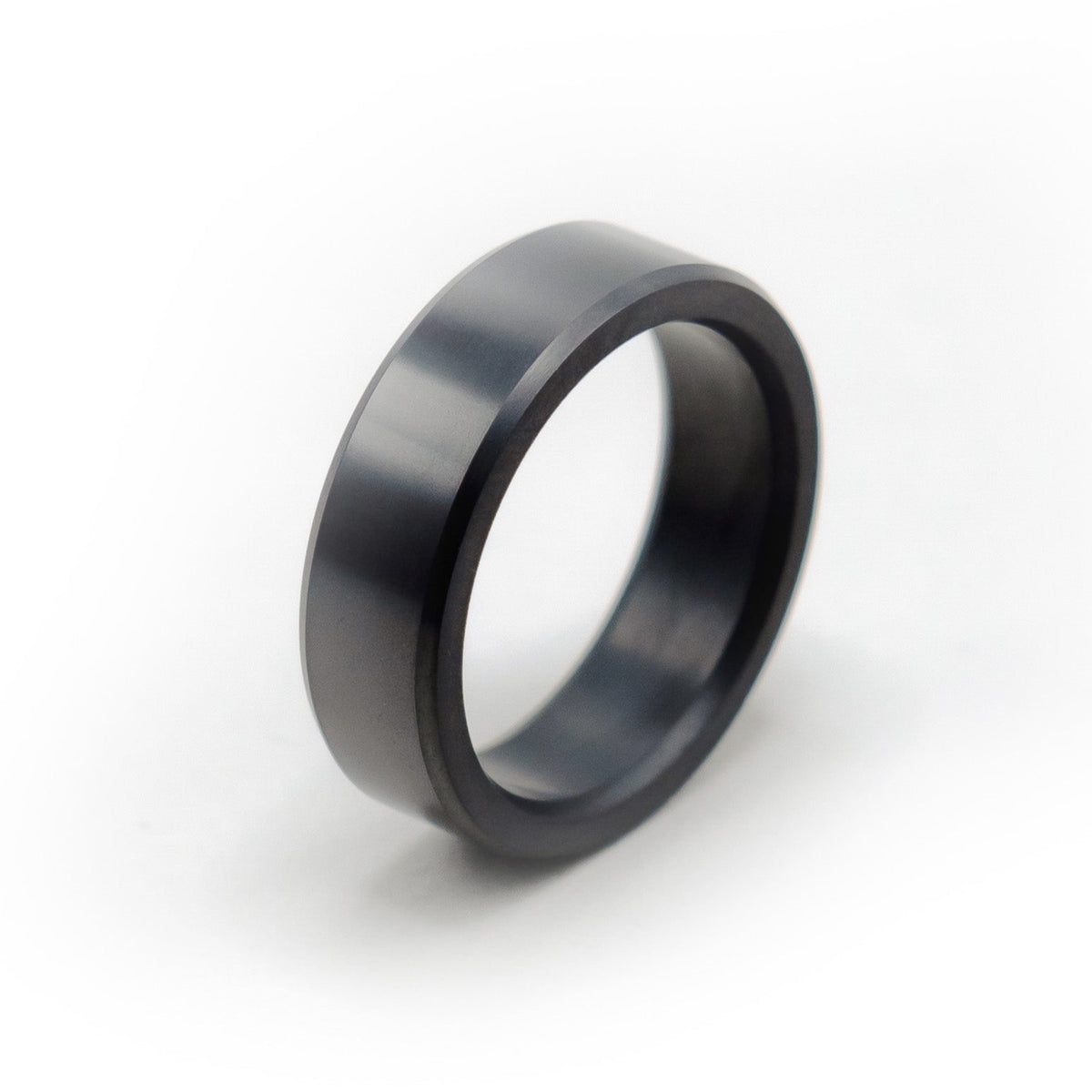 Nero Beveled Ring